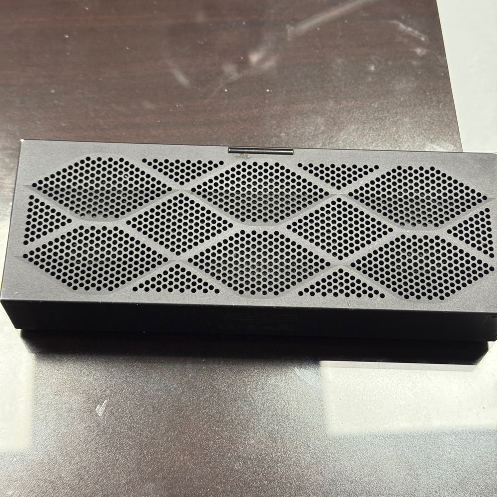 Jawbone mini Jam box works perfectly in great condition